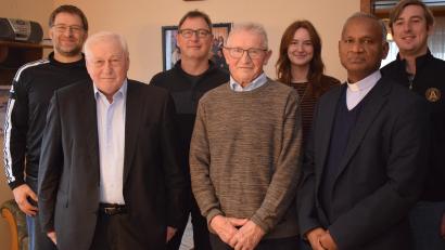 Bild: bnr
Im Kreise einer großen Gratulantenschar feierte Wolfgang Blödt sen. (Mitte) aus Trichenricht seinen 85. Geburtstag. Zu den Gratulanten gehörten Gemeinderat Johann Kiendl (links), Bürgermeister Johann Wilhelm (Zweiter von links), Pfarrer Johnson Varakaparambil (Zweiter von rechts),Sohn Anton (Dritter von links) und die beiden Enkelkinder aus Amerika.