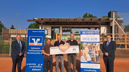 Bild: Volksbank Raiffeisenbank Nordoberpfalz/exb
Geld fürs TB-Vereinsheim: Im Bild von links Michael Preisinger, Spartenleiter Michael Dutz, Sportwart Martin Söllner, Projektleiter Harald Bächer sowie Egbert Häckl.