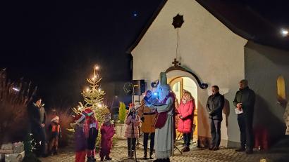 Bild: bey
Die Dorfgemeinschaft Vöslesrieth feiert stimmungsvoll das bevorstehende Weihnachtsfest.