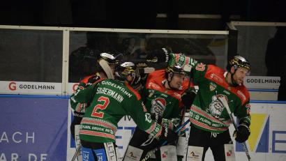 Bild: Andreas Brückmann
Jubeltraube: Der ERSC Amberg war am Sonntag in seinem Weihnachtstrikots nicht zu stoppen. 7:1 hieß es am Ende gegen den EHC Klostersee.