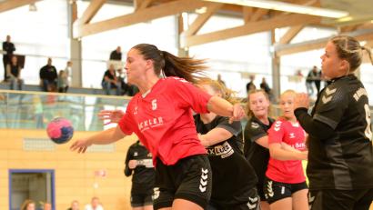 Bild: ham
Anna Stubenvoll (rotes Trikot/Szene aus dem Spiel gegen Heidingsfeld) war in Rothenburg elf Mal für die HSG erfolgreich.