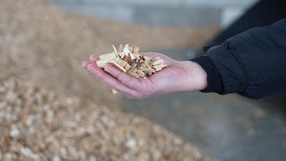 Symbolbild: Christopher Dotzler
Hackschnitzel sind am Sonntag, 17. Dezember, in Schnaittenbach in Brand geraten. Auslöser war vermutlich ein technischer Defekt.