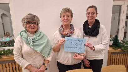 Bild: mma
Hildegard Gallitzendörfer (von links) beschenkt den Kindergarten Süß mit 1000 Euro. Maria Kontny und Sabine Marek dankten.