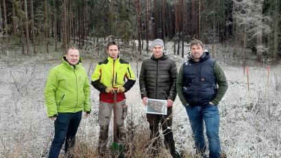 Bild: ak
Klimaschutzbeauftragter Jürgen Günthner (rechts) und Bürgermeister Christian Porsch informierten sich bei Baumpflanzer Marcel Kausler und Sebastian Kaufmann (WBV, von links) über die Maßnahme zum Waldumbau.