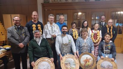 Bild: Schützengesellschaft Pullenreuth/exb
Die erfolgreichen Schützen (vorne, von links): Faustfeuerwaffenkönig Ortwin Paradeiser, Schützenkönig Stefan Greger, Schützenliesl Kerstin Haider und Jugendkönig Leonhard Roth.