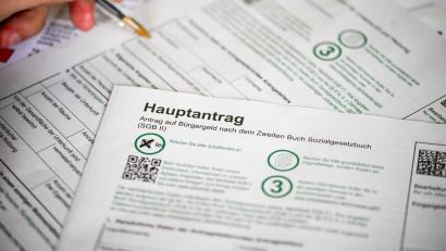 Bild: Jens Kalaene/dpa
Zum Jahresanfang 2024 steigt das Bürgergeld in der Grundsicherung im Schnitt um rund zwölf Prozent.