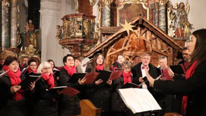 Bild: jag
Der Chor „Ganz & Gar“ unter der Leitung von Julia Graf singt „Wo immer“ und „Christmas Time“.