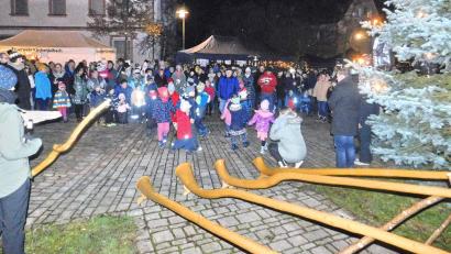 Bild: whü
Unzählige Besucher schlängelten sich vorbei an den markanten Instrumenten der Fichtenhornbläser (Vordergrund), die im Laufe des Abends ein Konzert gaben.