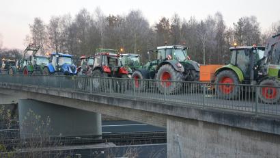 Bild: jr
Auch in der Oberpfalz – wie hier in Mitterteich – protestierten Landwirte gegen die Sparpläne der Bundesregierung im Agrar-Sektor.