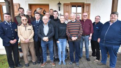 Bild: no
Ein Teil der Gratulanten, die Hans Maul (Fünfter von rechts) zu seinem 95. Geburtstag in Bachetsfeld Glückwünsche überbrachten.