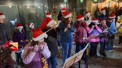 Bild: fks
Nicht nur erfahrene Spielleute waren dieses Jahr dabei, einige junge Mädchen spielten am dritten Advent ihr erstes Konzert mit dem Spielmannszug.