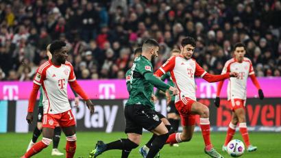 Bild: Sven Hoppe/dpa
Aleksandar Pavlovic (Zweiter von rechts) gab gegen Stuttgart sein Startelf-Debüt und überzeugte vollends. Der 19-Jährige kam vor 12 Jahren zu den Bayern.