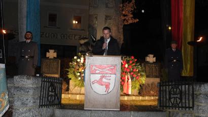Bild: exb
Zum Volkstrauertag in Ebnath erinnerte Bürgermeister Wolfgang Söllner (Mitte) besonders an die Kriege in der Ukraine und in Nahost.