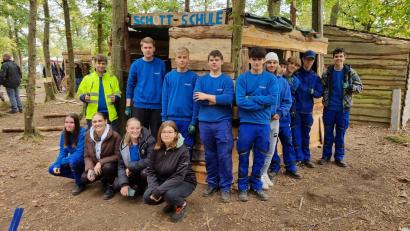 Bild: SCHOTT
Herbstein-Erlebnis: SCHOTT-Mitterteich-Azubis im Team-Abenteuer. Von links: Felix Schmidkonz, Lyan-Adrian Altrock, Maximilian Hildebrand, Lucas Busch, Tim Haberkorn, Noah Djelassi, Luca Klarner, Oliver Fröhler, Cailan Voyle, Jannik Schrems, Lena Gebhardt, Luisa Prockl, Lena Bertelshofer, Lea Lederer.
