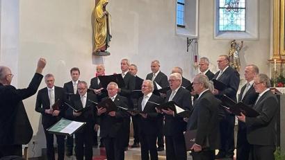 Bild: cro
Der Männergesangverein Flossenbürg unter der Leitung von Herbert Kraus brilliert beim Weihnachtskonzert.
