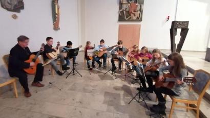 Bild: Kreismusikschule Tirschenreuth/exb
Ein Gitarrenensemble beim vorweihnachtliches Singen und Musizieren in Waldsassen.