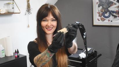 Archivbild: Gabi Schönberger
Tätowiererin Moni Scharnagl aus Neustadt/WN möchte auf das Thema Organspende aufmerksam machen und sticht dafür kostenlose Organspende-Tattoos.