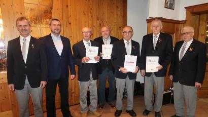 Bild: Leonhard Donhauser/exb
Der Gesangverein Traßlberg ehrt langjährige Mitglieder (von links): Vorsitzender Richard Neudecker, Bürgermeister Konrad Scharl, Bernhard Birner, Herbert Unterburger, Leonhard Donhauser, Josef Weiß und Ehrenchorleiter Hans Koller.