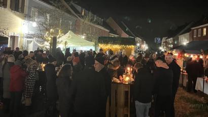 Bild: mh
Die Marktweihnacht in Luhe zog bei Einbruch der Dunkelheit viele Besucher an.