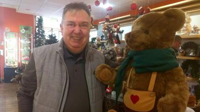Bild: Kosarew
Bernhard Jahn aus der Porzellangalerie ist es gewohnt, an Heiligabend halbtags zu arbeiten.