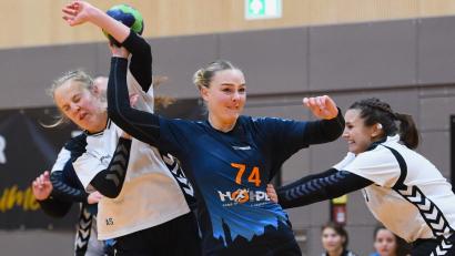 Bild: Büttner
Tamara Schumacher (Mitte/Szene aus einem anderen Spiel) traf 12 Mal gegen die HSG Berching/Pollanten.