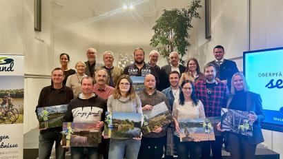 Bild: Elisabeth Stehr/exb
Den Gewinnern des Fotowettbewerbs gratulieren Zweckverbandsvorsitzender Thomas Ebeling, Projektmanagerin Nathalie Rebholz und Geschäftsführer Joachim Häring (hinten von rechts).