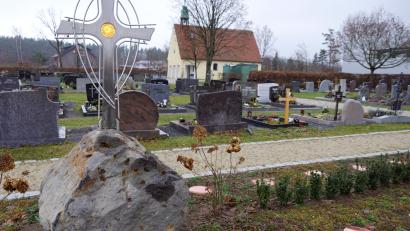 Bild: bkr
Der dreizeilige Urnenbereich ist fertig. Die ersten zwei Urnen wurden bereits eingebracht. Wie hoch die Gebühren für die Urnengräber sein werden, ergibt die Neukalkulation der Friedhofsgebühren, die erstmals die Urnengräber berücksichtigen muss.