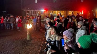 Bild: Stefanie Sperrer 
Zahlreiche Besucher feiern an der Strobelhütte Waldweihnacht.