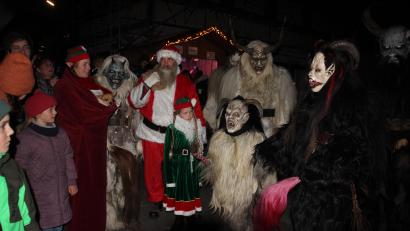 Bild: kro
Bei der Mühlenweihnacht waren neben dem heiligen Nikolaus und Elfen, auch elf der Konnersreuther „Grölldeifl“ vertreten.