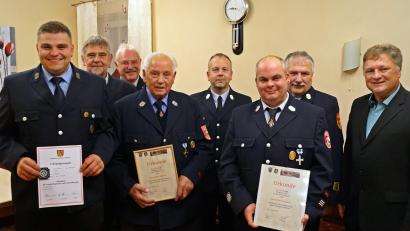 Bild: jma
Geehrte und Gäste beim Kameradschaftsabend der Feuerwehr Nitzlbuch.