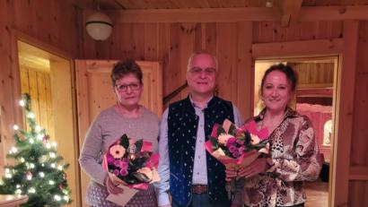 Bild: Knopffabrik Dill/exb
Mitarbeiterehrung bei der Knopffabrik Dill im Rahmen der Weihnachtsfeier. Firmenchef Hans Dill ehrte Mirka Bendova (links) für 30 Jahre und Eva Moraviec für 25 Jahre Treue zum Betrieb.