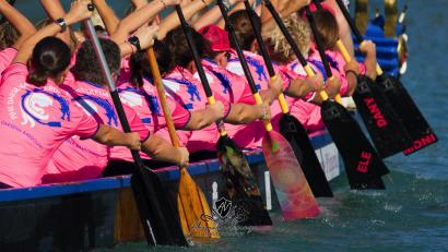 Bild: Alessandro Vicenzi
Die Pink Ladies machen mit bei der Aktion "Rudern gegen Krebs". Ein Weidener Fotograf und eine Sängerin von hier unterstützen das Projekt.