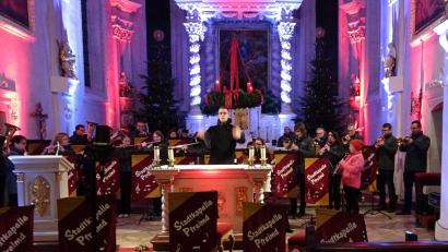 Bild: hm
Die Stadtkapelle hatte zu den „Adventsklängen 2023“ in der barocken Pfarrkirche eingeladen.