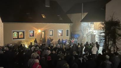 Bild: Irmgard Eckl/exb
Die Aktion "Rottendorf leuchtet" zieht am dritten Adventswochenende zahlreiche Besucher in den Ort.