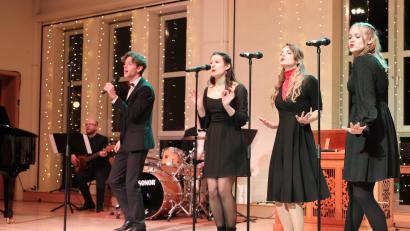 Bild: cog
"Jingle Bells" war in der Interpretation der Musicalklasse eine rasante Schlittenfahrt.