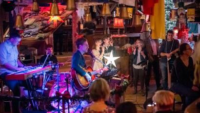 Bild: Daniel Vogl/dpa
Die Band der Freien Christengemeinde Bayreuth e.V. begleitet den Gottesdienst im Irish Pub in Bayreuth.