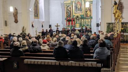 Bild: eib
Das Vokalensemble "ChorDiSono" aus Weiden stimmt beim Weihnachtskonzert in Schönsee auf die bevorstehenden Feiertage ein.