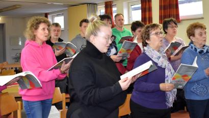 Bild: rgr
Der Projektchor singt am Heiligen Abend in der Friedenskirche.