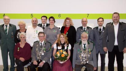 Bild: Manolya Nowak /exb
Das neue Königreich der Erbendorfer Schützen: Seniorenkönigin Doris Wittmann (sitzend, von links), Schützenkönig Manfred Kraus, Schützenliesl Cornelia Glaser und Pistolenkönig Peter Hackl sowie (stehend, von links) OSB-Ehrenpräsident Herbert Stattnik, Tatjana Mathes, Andreas Wittmann, Alexander Nowak, Margit Meier, Klara Pregler, Thomas Glaser, Nils Glaser und Schützenmeister Stefan Pregler.