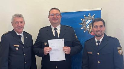 Bild: Polizeiinspektion Kemnath/exb
Leitender Polizeidirektor Klaus Müller überreichte Polizeihauptkommissar Jörg Horn (von links) die Ernennungsurkunde. Rechts Polizeihauptkommissar Lukas Blöchl.