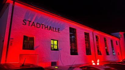 Bild: Reinhard Rustler/exb
Die Stadthalle Waldsassen, Veranstaltungsort von "Clones of Rock" in Waldsassen, war während des Festivals rot illuminiert.