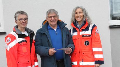 Bild: pi
Andrea Hughes (rechts) und Edeltraud Pilfusek sagen Manfred Janker "herzlichen Dank".