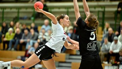 Bild: Hubert Ziegler
Katharina Martin (links) vom HC Sulzbach erzielt n dieser Szene einen ihrer beiden Treffer für ihre Mannschaft. Marie Kranefuß (rechts) vom TV 1861 Erlangen-Bruck hat keine Abwehrchance.