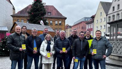 Bild: u
Eine Reihe zahntechnischer Betriebe aus Amberg und Amberg-Sulzbach spendete für die Selbsthilfegruppe Krebskranker Kinder 7500 Euro zur Anschaffung eines Schul-Avatars (von links): Stefan Karzmarczyk und Fabian Karzmarczyk (Die Zahntechniker Karzmarczyk GmbH) , Markus Pflamminger (Die Zahnschmiede), Holger König (Iqdentis), Petra Waldhauser (SHG-Vorsitzende), Jonas Bogner (Bogner Dental), Achim Schreiner und Thomas Hausmann (Zahn & Technik), Juri Heisler (Art Dental), Martin Scharf und Martin Herbasch (Mammut Dental).