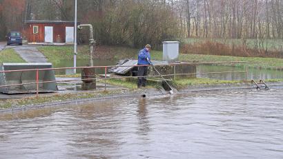 Bild: bsc
Der Kostenaufwand für die Friedenfelser Kläranlage ist enorm. Dennoch sinken ab Januar die Abwassergebühren in der Gemeinde Friedenfels. Im Bild die Kläranlage mit Klärwärter Sebastian Schultes.