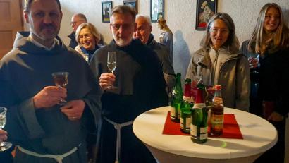 Bild: mas
Beim Sektempfang im Kloster St. Felix in Neustadt/WN schüttelt Bruder Adam viele Hände.