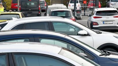 Symbolbild: Petra Hartl
Eingeparkt, Tür zu weit aufgerissen und auf das Nachbarauto geschlagen. Wenn es niemand gesehen hat, machen sich viele Menschen in solchen Fällen blitzschnell aus dem Staub. Doch das ist eine Straftat - die von aufmerksamen Zeugen häufiger beobachtet wird als viele denken.