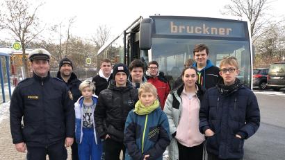 Bild: Uli Radl/exb
Die Buslotsenausbildung am Sonderpädagogischen Förderzentrum Sulzbach-Rosenberg leitete Philipp Böhme (links) von der örtlichen Polizeiinspektion.