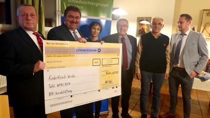 Bild: Kunz
Die Schiedsrichtergruppe Weiden spendet jeweils 500 Euro an drei soziale Einrichtungen.