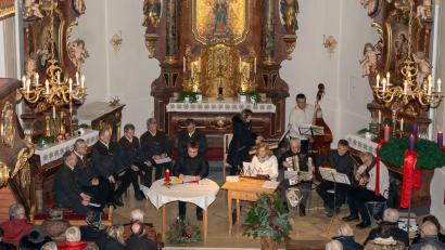 Bild: Groetsch
Die Weihnachtslesung in der Kreuzbergkirche stimmt auf Weihnachten ein.